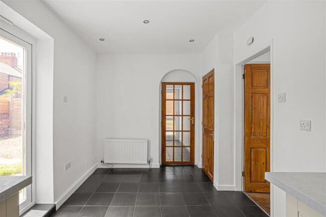 4 bed Semi-Detached to rent Image 9