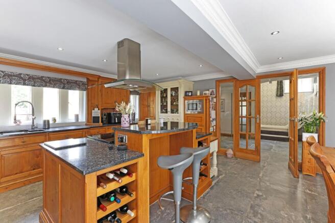 5 bed Detached for sale Image 8