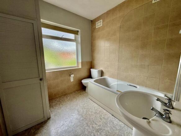 BATHROOM/WC