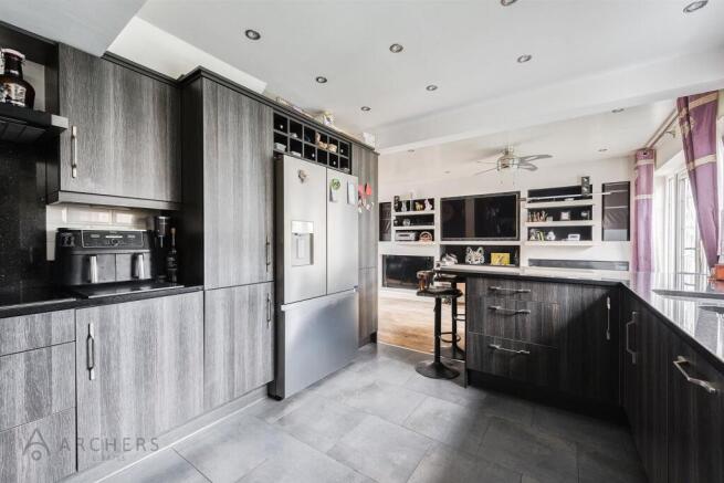 5 bed Semi-Detached for sale Image 7