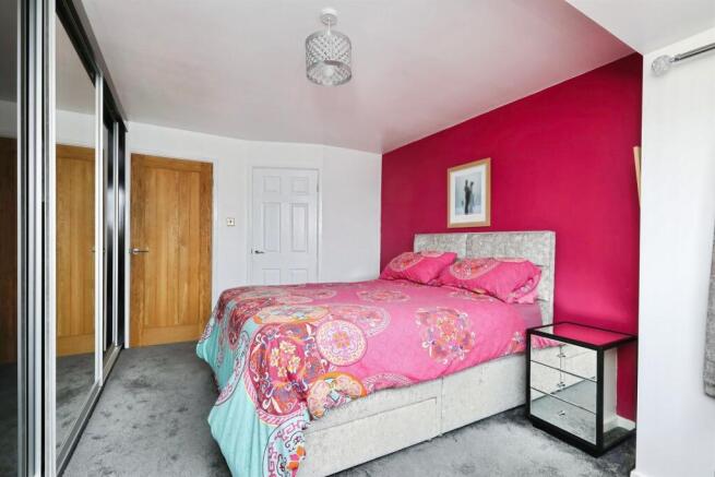 4 bed Detached for sale Image 11