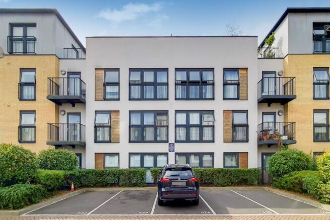 2-bed flat on Hitchin Lane, Stanmore, HA7, £450,000