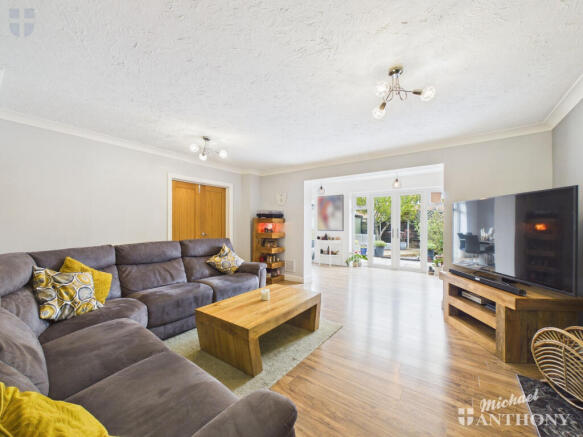 CAM03218G0-PR0964-STILL018