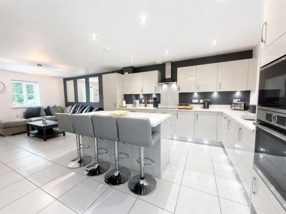 5 bed Detached for sale Image 5