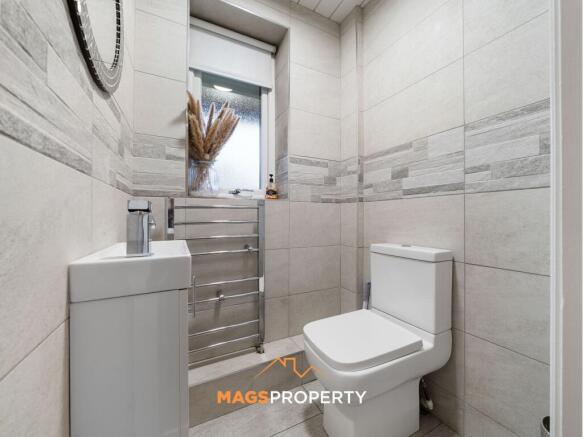 Bathroom (Floor 1)