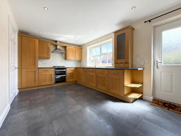 4 bed Detached for sale Image 6