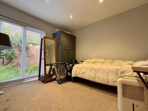 3 bed Terraced to rent Image 6