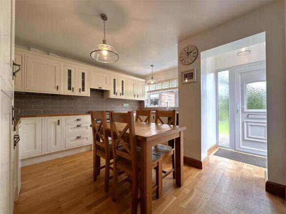 Spacious Dining Kitchen 044