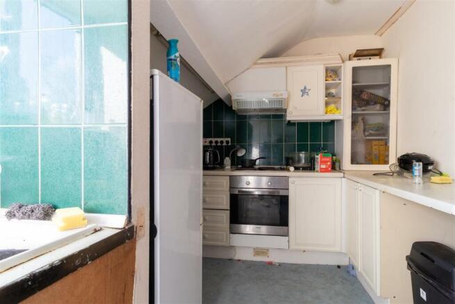 8 bed House to rent Image 6