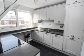 87, St Clements Court East, Broadway West, Leigh-on-sea SS9 2BS