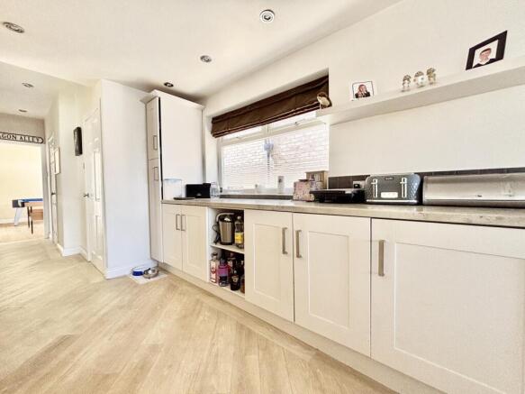 4 bed Detached for sale Image 10