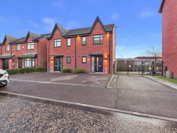 CAM03729G0-PR0215-STILL019