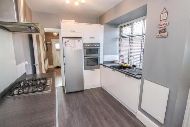 FITTED KITCHEN