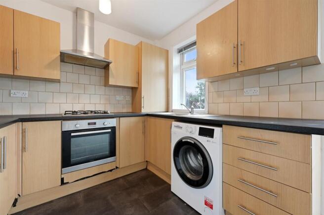 LR - Flat 2, 54 Grampian Gardens - 27 (1).jpg