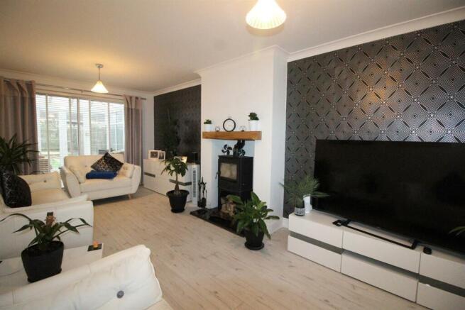 214 Low Grange Ave-Lounge1.JPG