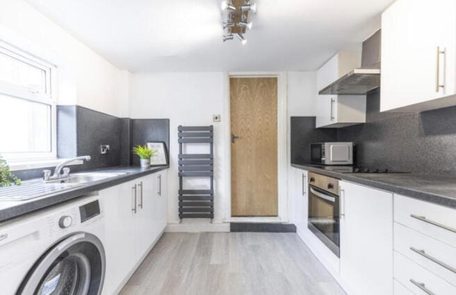 4 bed House to rent Image 5
