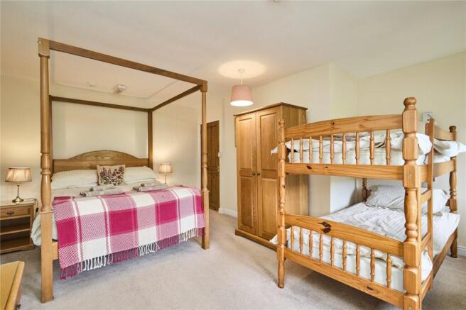 6 bed Detached for sale Image 10