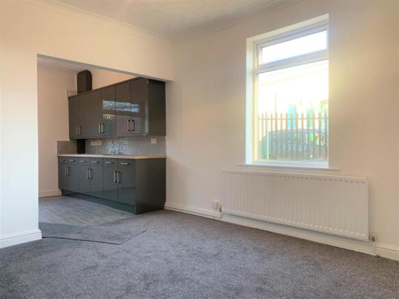 3 bed Flat to rent Image 4