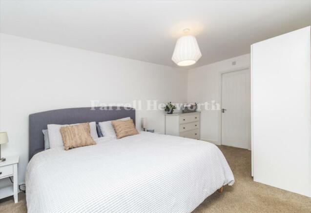 Bedroom 1 image 3