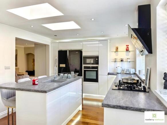 3 bed Semi-Detached for sale Image 9