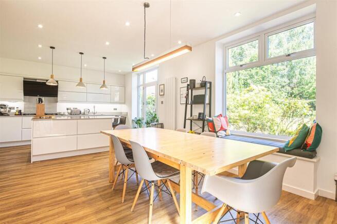 5 bed Semi-Detached for sale Image 6