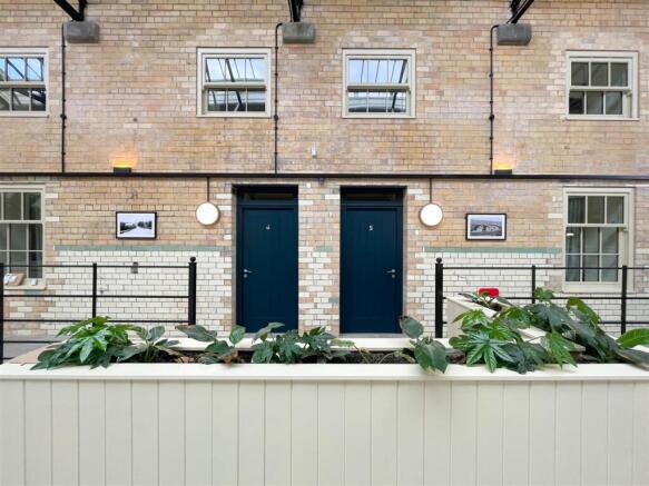GRAND COMMUNAL ENTRANCE & HISTORIC HUB