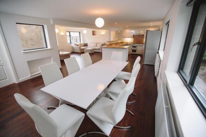2 bed Flat to rent Image 4