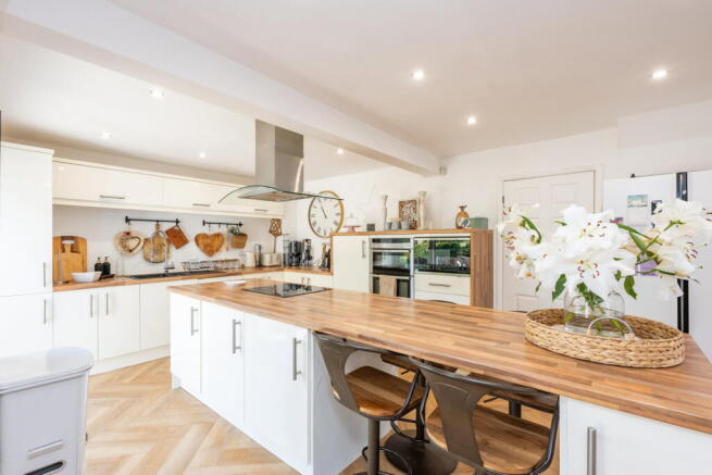 4 bed Detached for sale Image 5