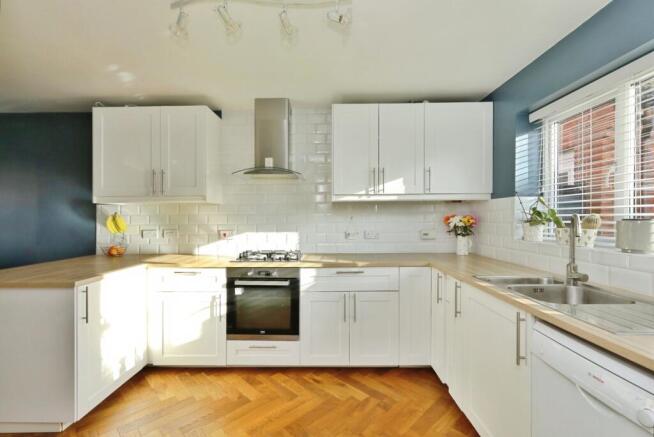 4 bed Detached for sale Image 7
