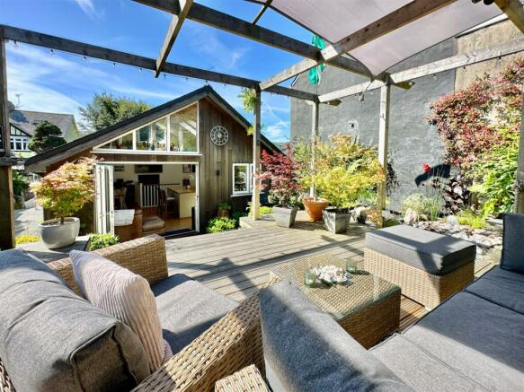 Seating Area Towards Kitchen.JPG