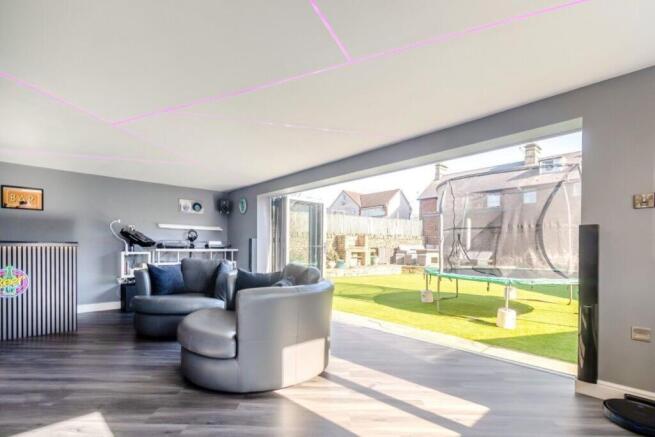 5 bed Detached for sale Image 7