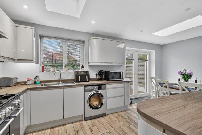 4 bed Semi-Detached for sale Image 4