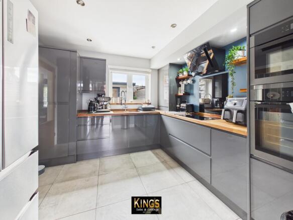 3 bed Semi-Detached for sale Image 4