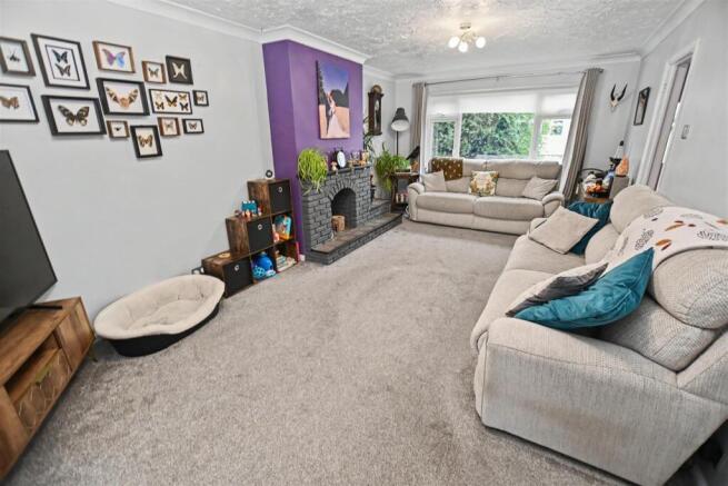 Good-size - Northfalls Road, Canvey Island, Essex, SS8 7Q photo 4