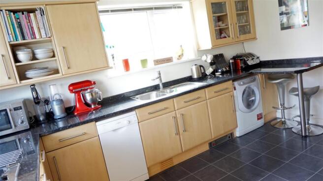 LUXURY FITTED KITCHE
