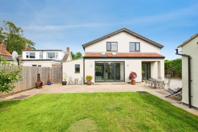 5 bed Detached Bungalow for sale Image 7