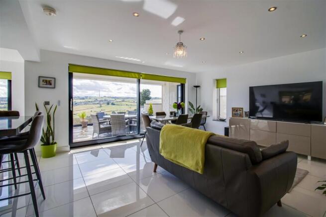 5 bed Detached for sale Image 7