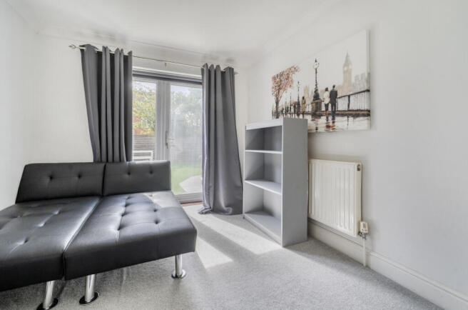 1436687-5-69de52e...