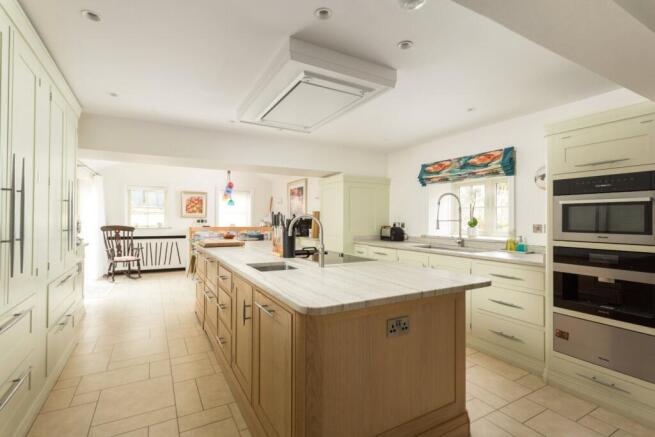 6 bed Detached for sale Image 5