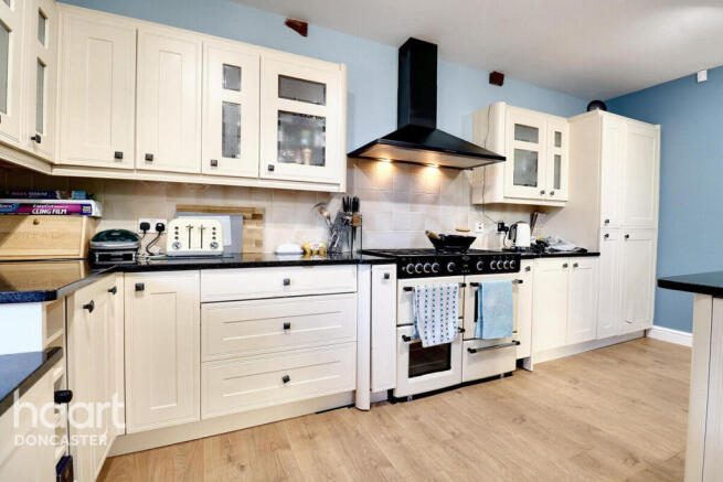 5 bed Detached for sale Image 10
