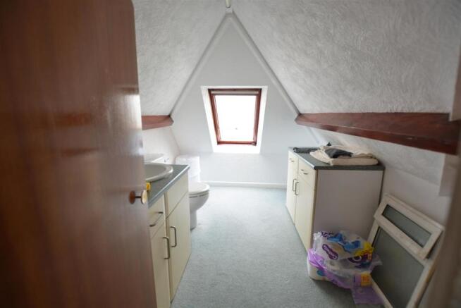 Ensuite cloak to bed 2.JPG