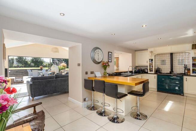 6 bed Detached for sale Image 11