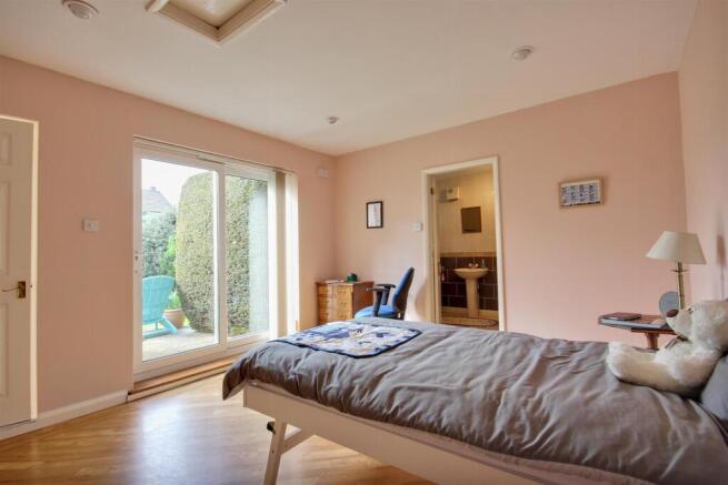 4 bed Detached for sale Image 8