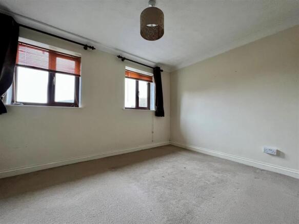 21 Brampton Lane -  bed 1.jpg