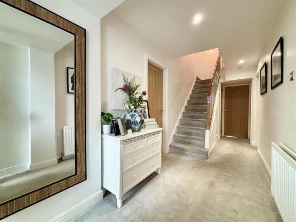 5 bed Detached for sale Image 4