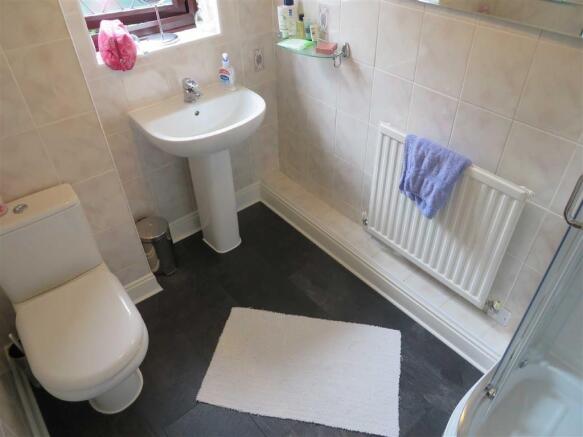 EN-SUITE SHOWER ROOM