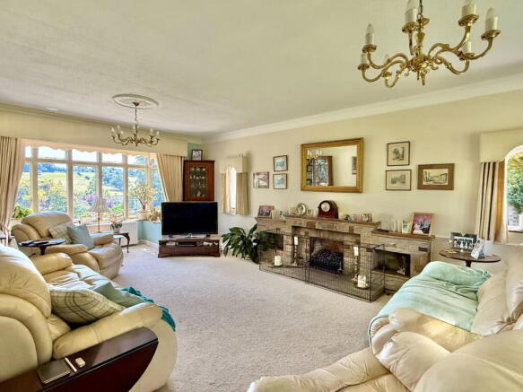 5 bed Detached for sale Image 8