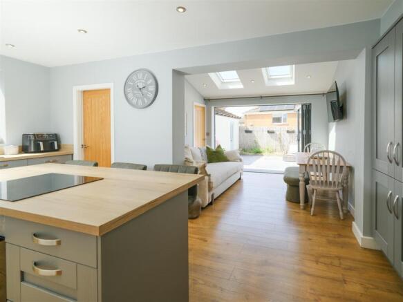 KITCHEN/DINING