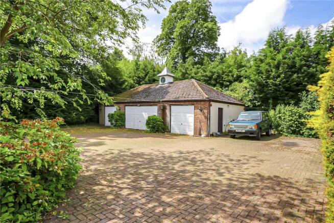 5 bed Detached for sale Image 9