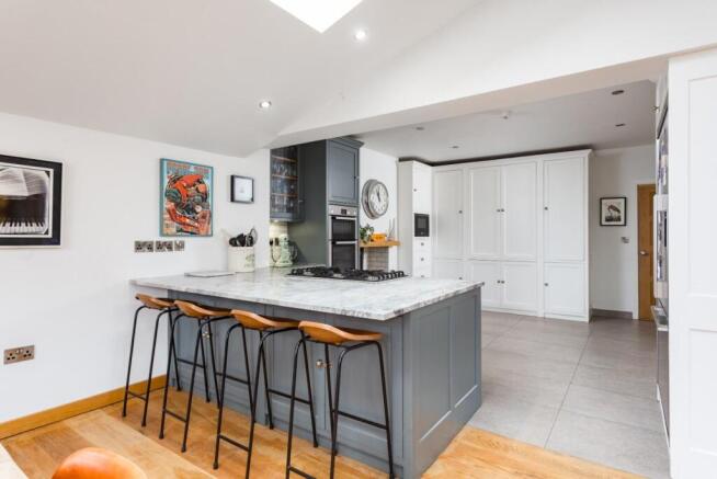 5 bed House for sale Image 5